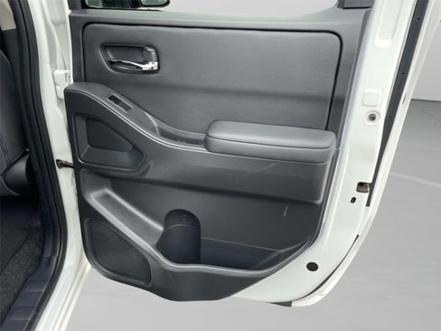 Used 2024 Nissan Frontier SV w/ SV Convenience Package image 17