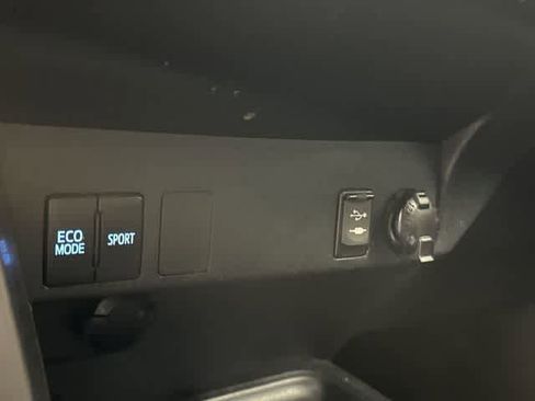 Used 2018 Toyota RAV4 LE FWD image 25