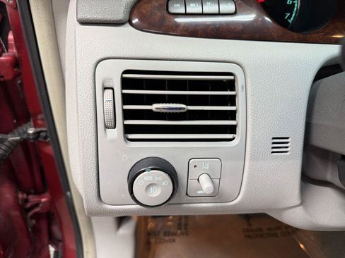Used 2010 Buick Lucerne CXL FWD image 17