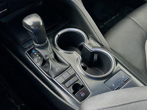 Used 2018 Toyota Camry XSE image 19