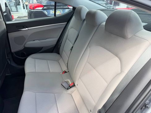 Used 2020 Hyundai Elantra SE w/ Cargo Package (C1) FWD image 18