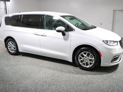Used 2023 Chrysler Pacifica Touring-L FWD image 6