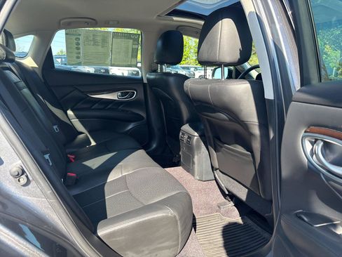 Used 2015 INFINITI Q70 3.7 w/ Technology Package RWD image 38