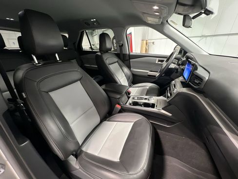 Used 2023 Ford Explorer XLT w/ Equipment Group 202A image 28