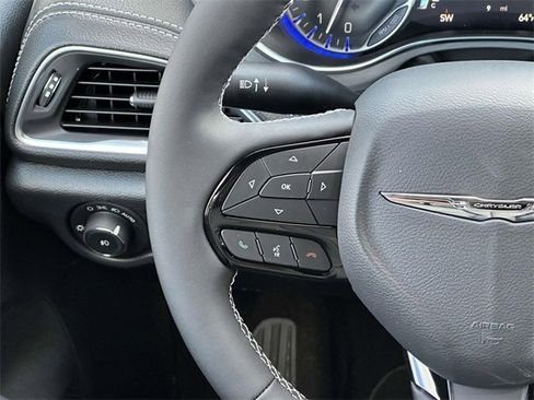 New 2025 Chrysler Pacifica Limited w/ Uconnect Theater Family Group image 9