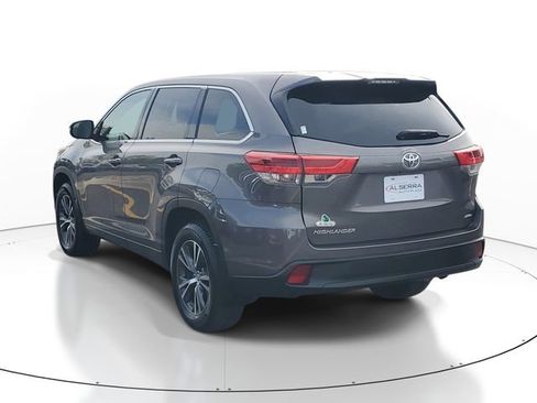 Used 2017 Toyota Highlander LE AWD/4WD image 3