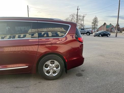 Used 2019 Chrysler Pacifica Touring-L FWD image 7