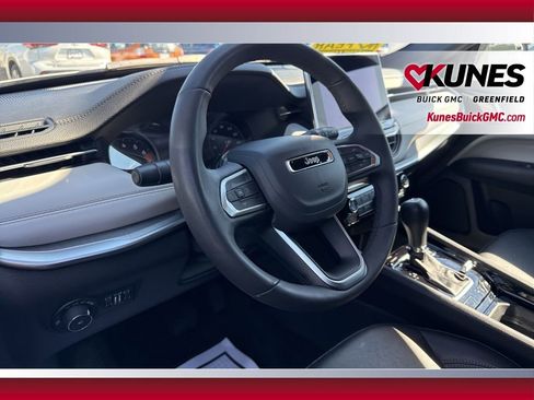 Used 2025 Jeep Compass Limited image 17