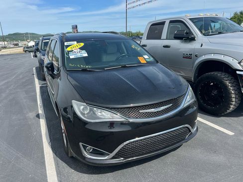 Used 2018 Chrysler Pacifica Touring-L FWD image 2