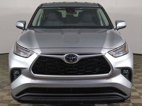 Used 2024 Toyota Highlander LE AWD/4WD image 10