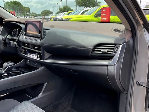 Used 2023 Nissan Rogue SV image 17