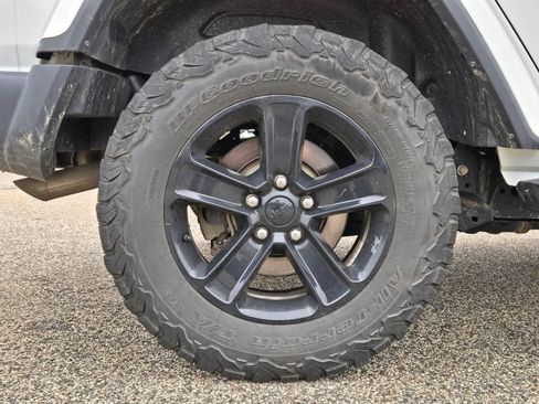 Used 2019 Jeep Wrangler Unlimited Sahara AWD/4WD image 10