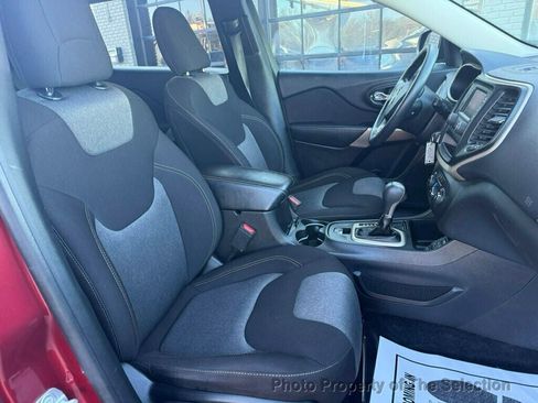 Used 2017 Jeep Cherokee Sport image 37