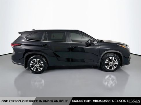 Used 2024 Toyota Highlander XLE FWD image 4
