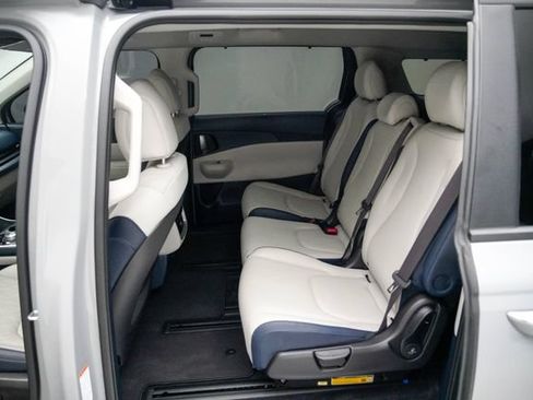 Used 2025 Kia Carnival EX FWD image 24
