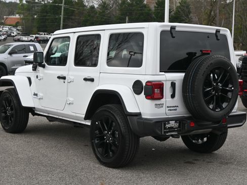 Used 2025 Jeep Wrangler Sahara w/ Safety Group image 11