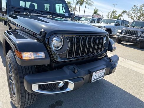 Used 2024 Jeep Gladiator Sport AWD/4WD image 11