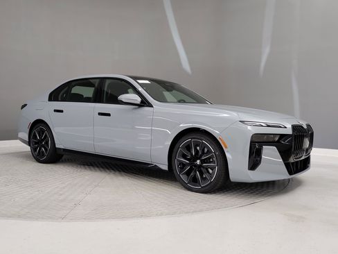 New 2026 BMW 740i w/ Premium Package image 5