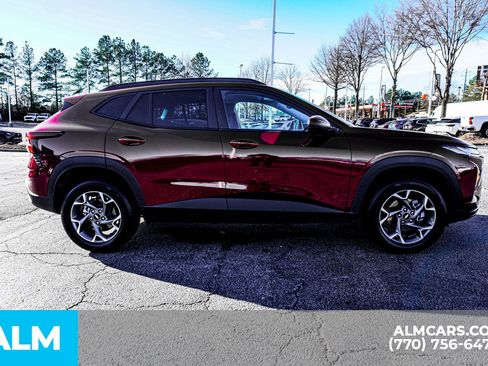 Used 2025 Chevrolet Trax LT w/ LT Convenience Package image 11