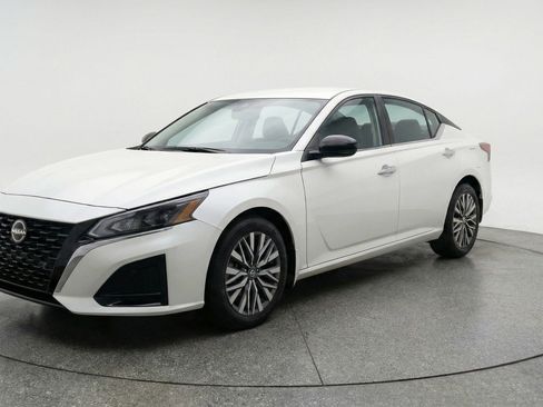 Used 2025 Nissan Altima 2.5 SV image 3