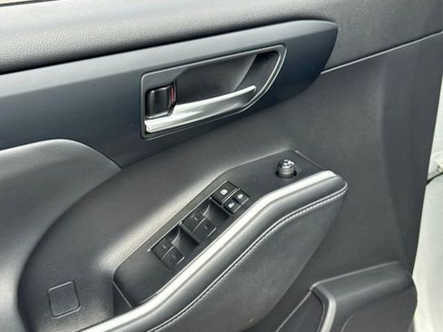 Used 2023 Toyota Highlander XLE image 6