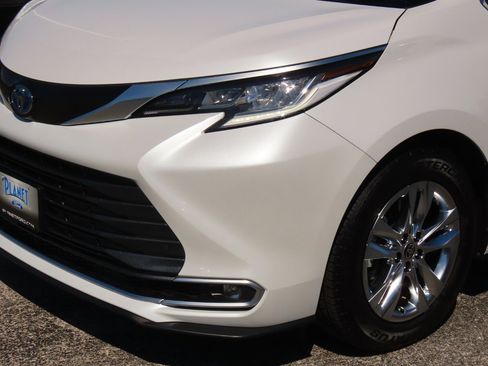 Used 2023 Toyota Sienna Limited image 3