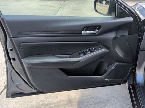 Used 2025 Nissan Altima 2.5 SV FWD image 11