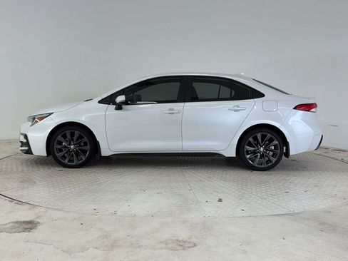 Used 2025 Toyota Corolla SE FWD image 2