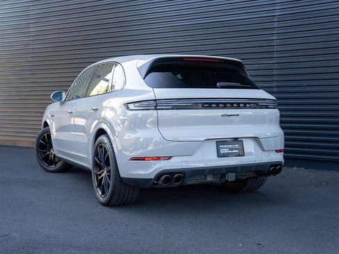 Certified 2025 Porsche Cayenne E-Hybrid AWD/4WD image 3