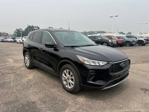 Used 2023 Ford Escape Active AWD/4WD image 3