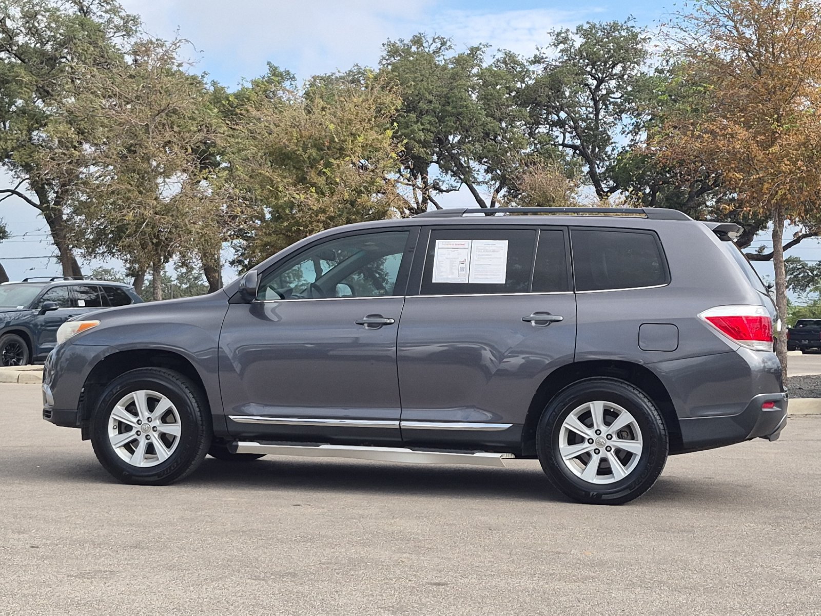 Used 2011 Toyota Highlander SE FWD image 2