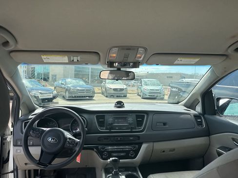 Used 2015 Kia Sedona LX image 18
