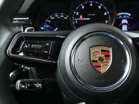 Certified 2025 Porsche Macan image 10
