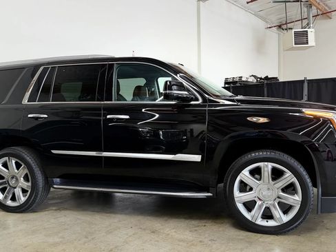 Used 2019 Cadillac Escalade Luxury RWD image 5