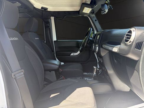Used 2018 Jeep Wrangler Unlimited Sahara AWD/4WD image 16
