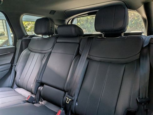 Used 2025 Land Rover Range Rover SE image 16