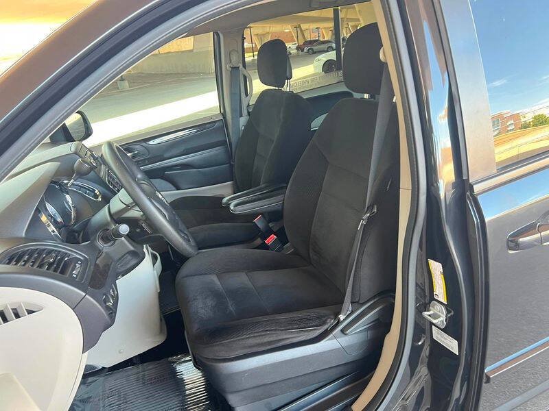Used 2016 Dodge Grand Caravan SXT FWD image 21