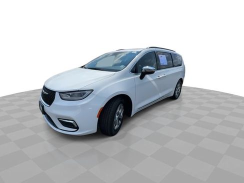Used 2023 Chrysler Pacifica Limited FWD image 4