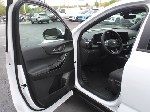New 2026 Chevrolet Equinox LT w/ Safety and Technology Package FWD image 7