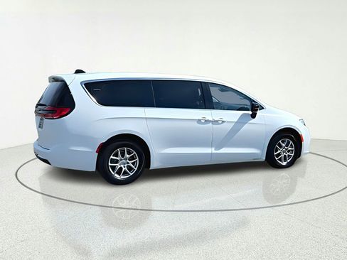 Used 2024 Chrysler Pacifica Touring-L FWD image 8