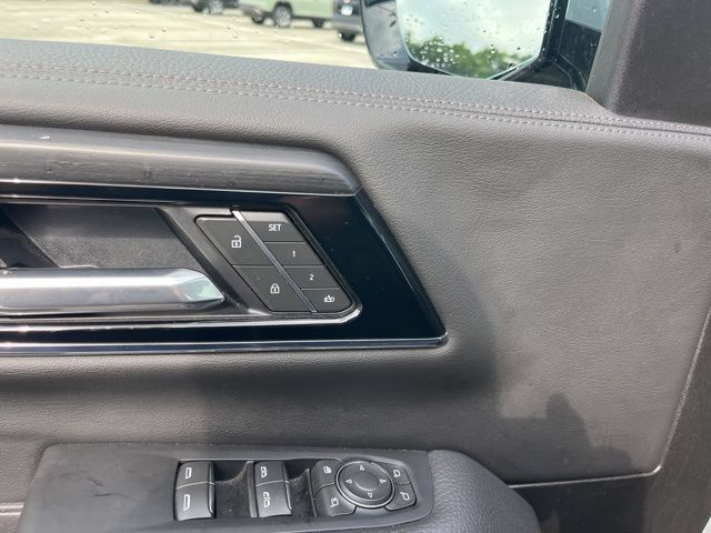 Used 2025 GMC Yukon Denali AWD/4WD image 17
