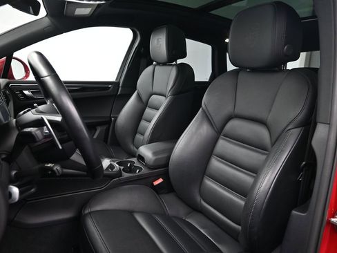 Certified 2024 Porsche Macan AWD/4WD image 5