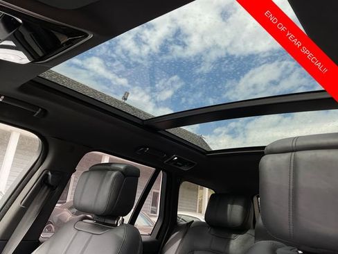 Used 2018 Land Rover Range Rover HSE image 11