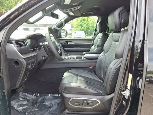 Certified 2024 Jeep Wagoneer Series II w/ Flexible Seating Group AWD/4WD image 14
