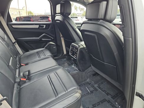 Used 2022 Porsche Cayenne Platinum Edition image 11