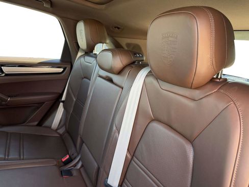 Used 2023 Porsche Cayenne Platinum Edition image 27