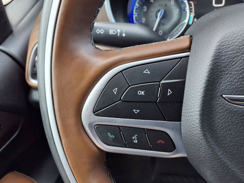Used 2017 Chrysler Pacifica Limited w/ UConnect Theater Package FWD image 14