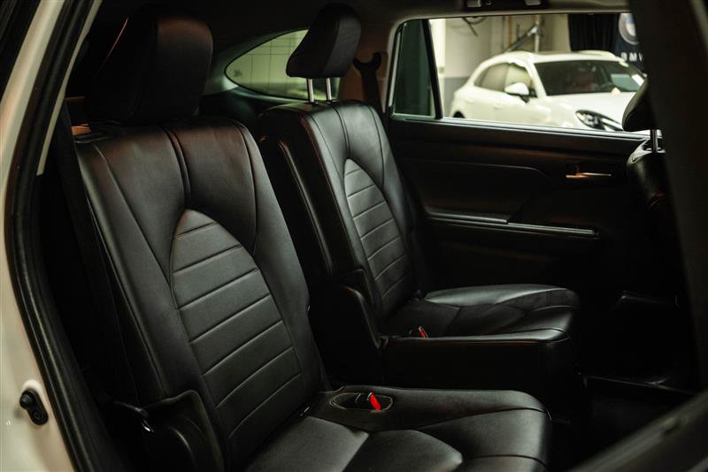Used 2020 Toyota Highlander XLE FWD image 13