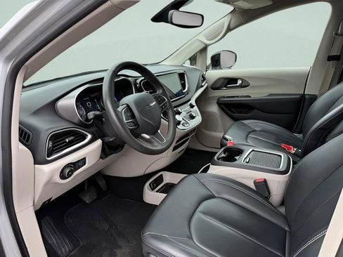 Used 2024 Chrysler Pacifica Touring-L FWD image 3