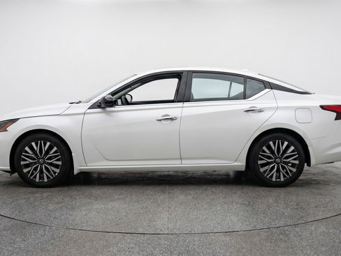 Used 2025 Nissan Altima 2.5 SV FWD image 5
